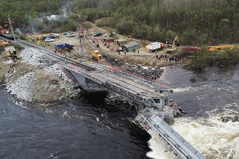 Обрушившийся в результате паводка мост через реку кола