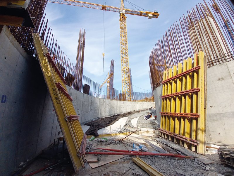 плавный изгиб огромных бетонных стен стал возможен с помощью регулируемых ригелей опалубки ПСК