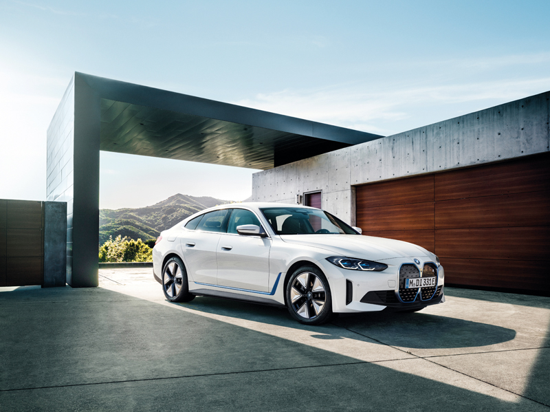 i4 – самый драйверский электромобиль BMW в историиЭлектрический BMW i4 сочетает в себе легендарную спортивную управляемость BMW, элегантный дизайн, бескомпромиссное качество и практичность Gran Coupe.