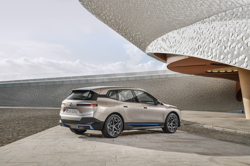 BMW iX – это новая интерпретация дизайна, экологичности, удовольствия от вождения, универсальности и роскоши. Изначально созданный для движения на электротяге, он переосмысливает всю концепцию Sports Activity Vehicle (SAV) и открывает новый опыт управления, ощущения внутреннего пространства, отношения между автомобилем и человеком.